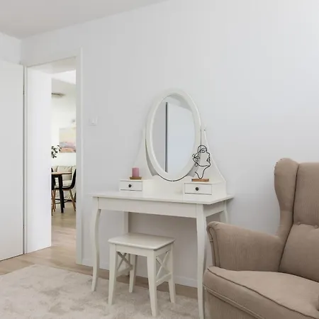 New!charming 2bd Close To Center And Natural Split