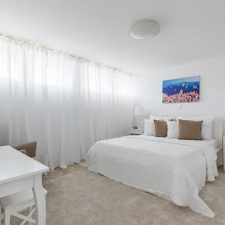 Daire New!charming 2bd Close To Center And Natural